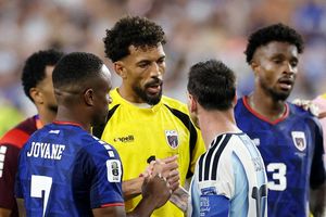 Hiện tượng Vozinha sắp làm đồng đội Messi?