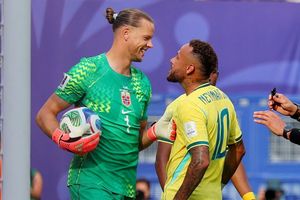 Neymar nói gì với thủ môn Na Uy?
