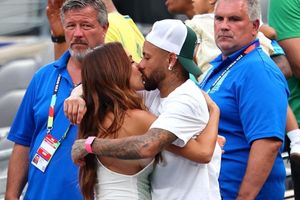 Neymar khóc rồi ôm hôn vợ sau cú sốc World Cup