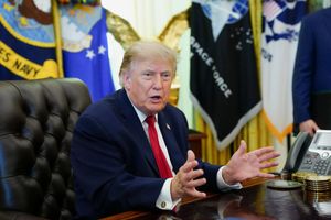 Ông Trump nói về chiếc thẻ đỏ gây tranh cãi
