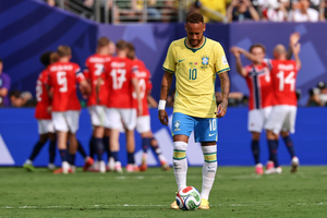 Vừa ghi bàn trở lại cho Brazil, Neymar đưa ra quyết định nghẹn ngào