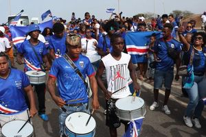 Vozinha và các tuyển thủ Cape Verde được chào đón như người hùng khi về nước