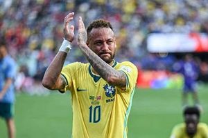 Neymar khóc nức nở sau trận Brazil thua đội tuyển Na Uy