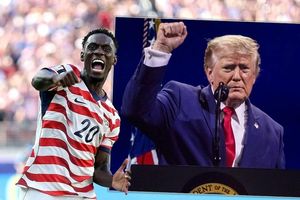 Tổng thống Trump cảm ơn FIFA vì tiền đạo tuyển Mỹ được đình chỉ thẻ đỏ