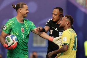 Hành trình khó tin từ tuyển thủ trượt tuyết đến người hùng cản bước Brazil của thủ môn tuyển Na Uy