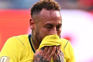 Ảnh Neymar gục ngã gây bão toàn cầu