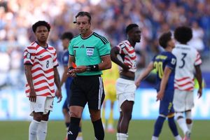 HLV tuyển Bỉ ví FIFA hoãn thẻ đỏ như trò đùa Cá tháng Tư