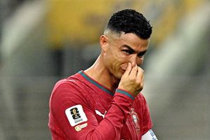 Bruno Fernandes bị chỉ trích không hỗ trợ Ronaldo