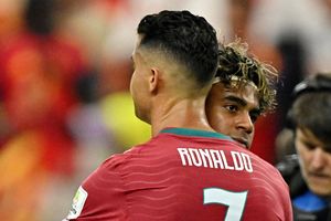 Cái ôm của Yamal cho Ronaldo gây xúc động sau trận đấu