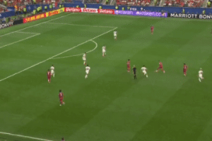 Ronaldo gây tranh cãi khi biểu diễn mà không chuyền cho đồng đội