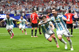 Messi lập công chuộc tội, Argentina vào tứ kết World Cup 2026