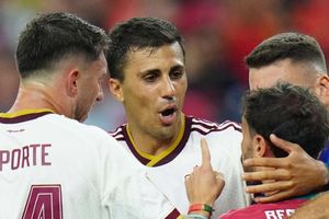 Rodri xin lỗi Bernardo Silva sau trận thắng Bồ Đào Nha