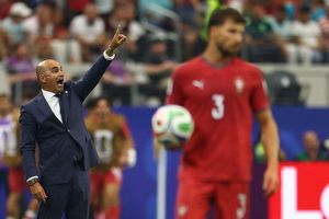 HLV tuyển Bồ Đào Nha mất việc sau khi Ronaldo vỡ mộng vô địch World Cup