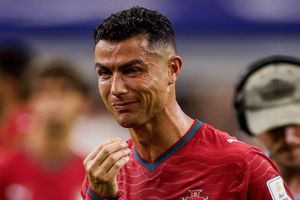 Ronaldo bật khóc nức nở trong ngày chia tay World Cup