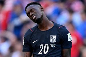 Ông Trump yêu cầu FIFA xóa án, tiền đạo Mỹ ra sân đá như không