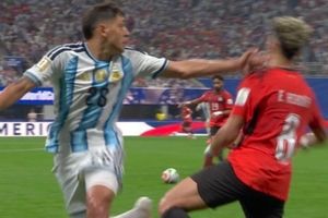Hành động gây phẫn nộ của hậu vệ Argentina