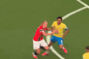 Cầu thủ Brazil ngã chổng vó khi tông vào Haaland