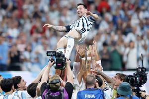 Messi phá kỷ lục kiến tạo, được đồng đội công kênh ăn mừng