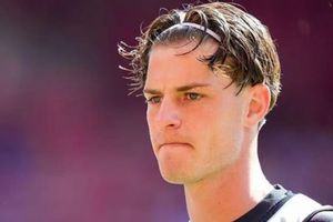 Man Utd và Arsenal chạy đua giành Alex Scott sau động thái từ chối gia hạn