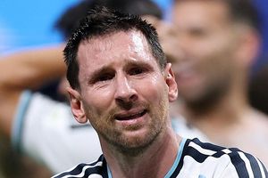 Argentina ngược dòng không tưởng, Messi bật khóc