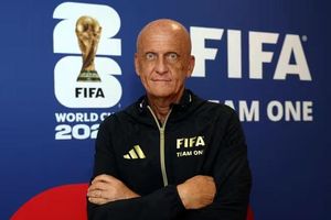 Huyền thoại Collina: Chủ tịch FIFA cũng không tác động được trọng tài