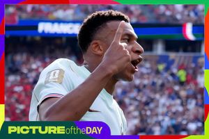 Khoảnh khắc World Cup: Màn chuộc lỗi của Mbappe