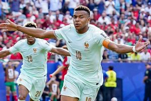 Mbappe lên tiếng sau khi vượt Messi