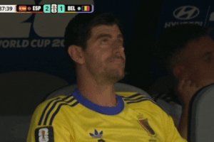 Courtois thất thần nhìn thủ môn MU mắc sai lầm