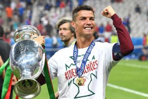 Ronaldo đăng ảnh vô địch EURO sau nỗi buồn World Cup