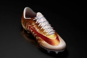 Đôi giày độc bản Ronaldo tặng 'fan cuồng'