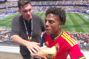 Đôi giày vàng Ronaldo tặng fan cuồng có gì đặc biệt?
