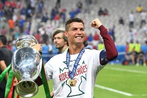 Vừa lên máy bay về nước, Ronaldo nhớ chức vô địch EURO 'tầm vóc ngang World Cup'