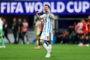 Messi không đi bộ một mình
