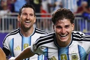 Nụ cười của Messi khi đàn em lập siêu phẩm