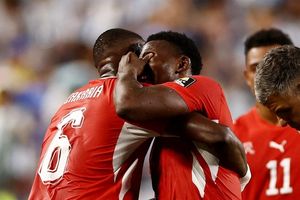 Henry: 'Bênh Embolo thì nghỉ xem bóng đá'