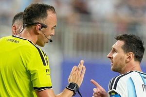 Hé lộ nguồn cơn khiến Messi nổi nóng với trọng tài