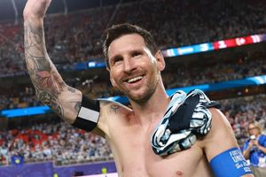Loạt ảnh Messi phát cuồng, cởi phăng áo và nhảy múa