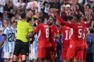 Tiền đạo Thụy Sĩ nhận thẻ đỏ ngớ ngẩn trước Argentina