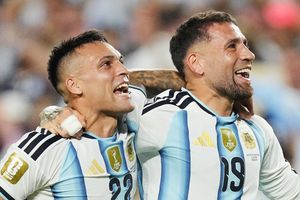 Báo Anh mỉa mai thuyết âm mưu 'Argentina 12 người đánh bại Thụy Sỹ'