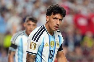 Lisandro Martinez lĩnh xướng 'một nửa sức mạnh' của Argentina