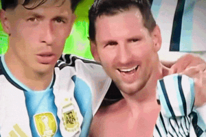 Cảnh Messi 'quét map' giúp Martinez tìm gia đình trên khán đài gây sốt