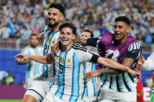 Hay là để Messi dự bị?