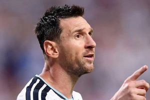 Lý do Messi chỉ tay vào trọng tài