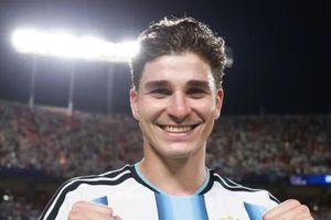 Arsenal tăng tốc vụ Julian Alvarez, Pep Guardiola được tuyển Ý săn đón