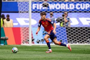Trung vệ 19 tuổi của Tây Ban Nha tuyên bố không 'ngán' Mbappe