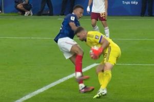 Khoảnh khắc xấu xí của Mbappe với thủ môn Tây Ban Nha