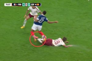 Pha vào bóng gây tranh cãi của Yamal với Mbappe