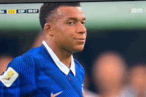 Biểu cảm thất thần của Mbappe