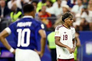 Yamal vượt Mbappe trong một thống kê lịch sử