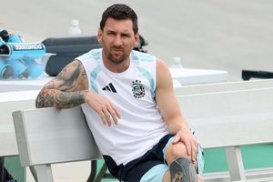 Khoảnh khắc Messi ngồi 'chill' trước trận bán kết gây sốt mạng